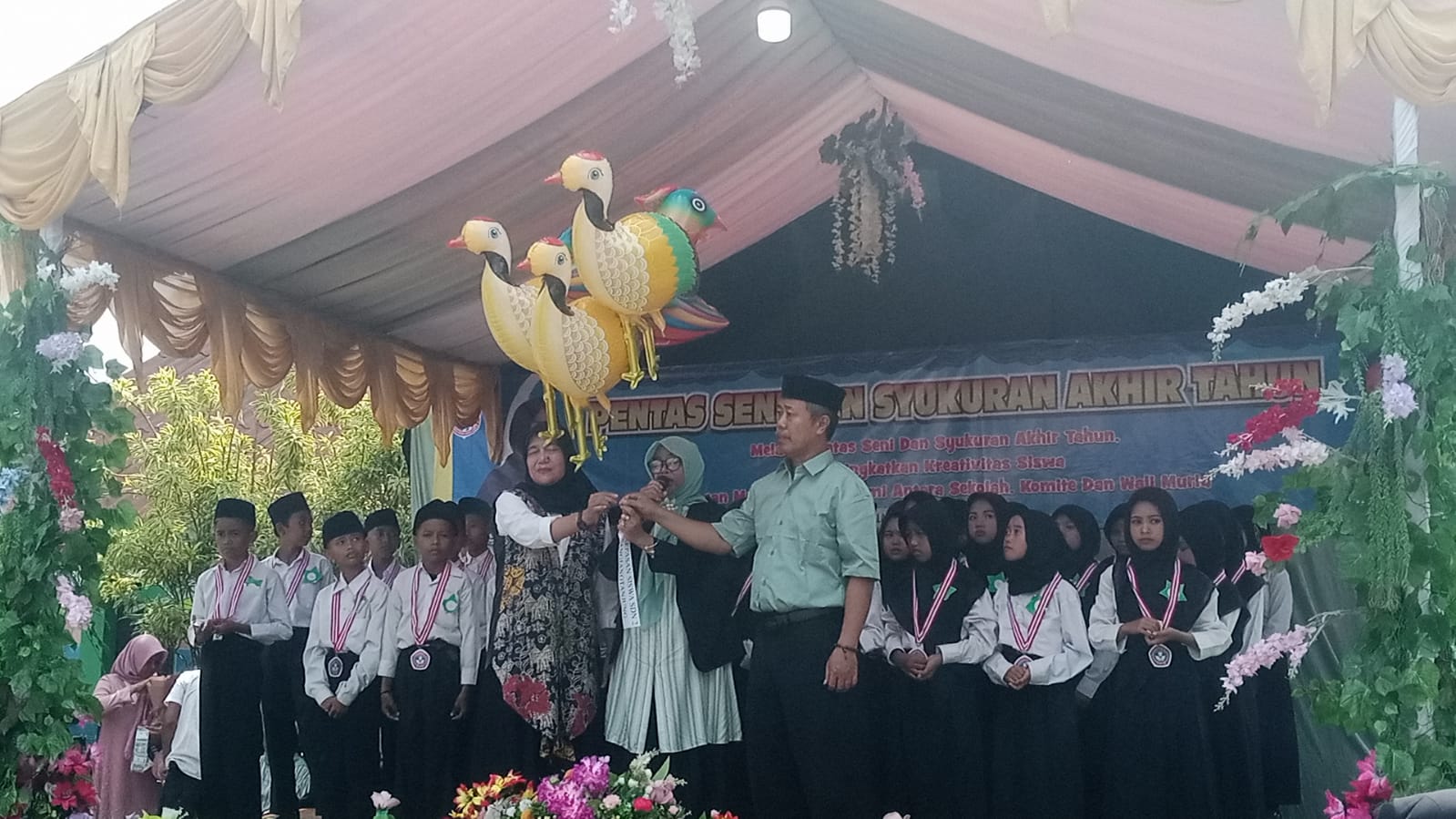 Syukuran Ahir Tahun Melalui Pentas Seni Siswa Siwi SD 02 Sangiangtanjung