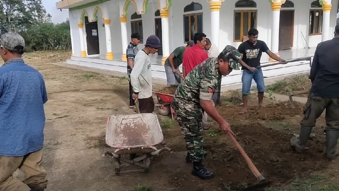 Jum’at Bersih: Babinsa Gemasih Gotong Royong Bersama Warga Binaan