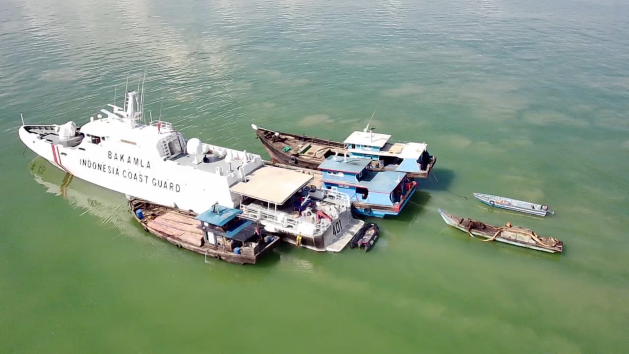 Bakamla RI Geledah Tiga Kapal Tambang Pasir Ilegal di Perairan Kari