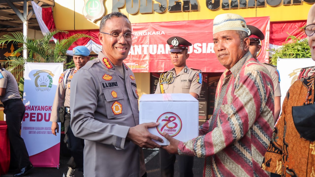 Jelang Hari Bhayangkara ke-78, Polres Metro Jakarta Timur Berikan Bantuan Sosial Kepada Purnawirawan Polri