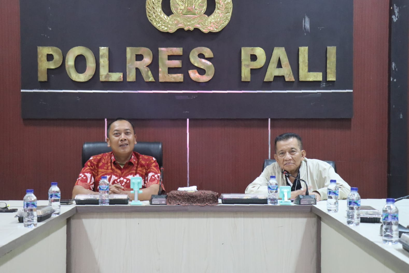 Kapolres AKBP Khairu Nasarudin dan Wabup PALI Nobar Pagelaran Wayang Kulit