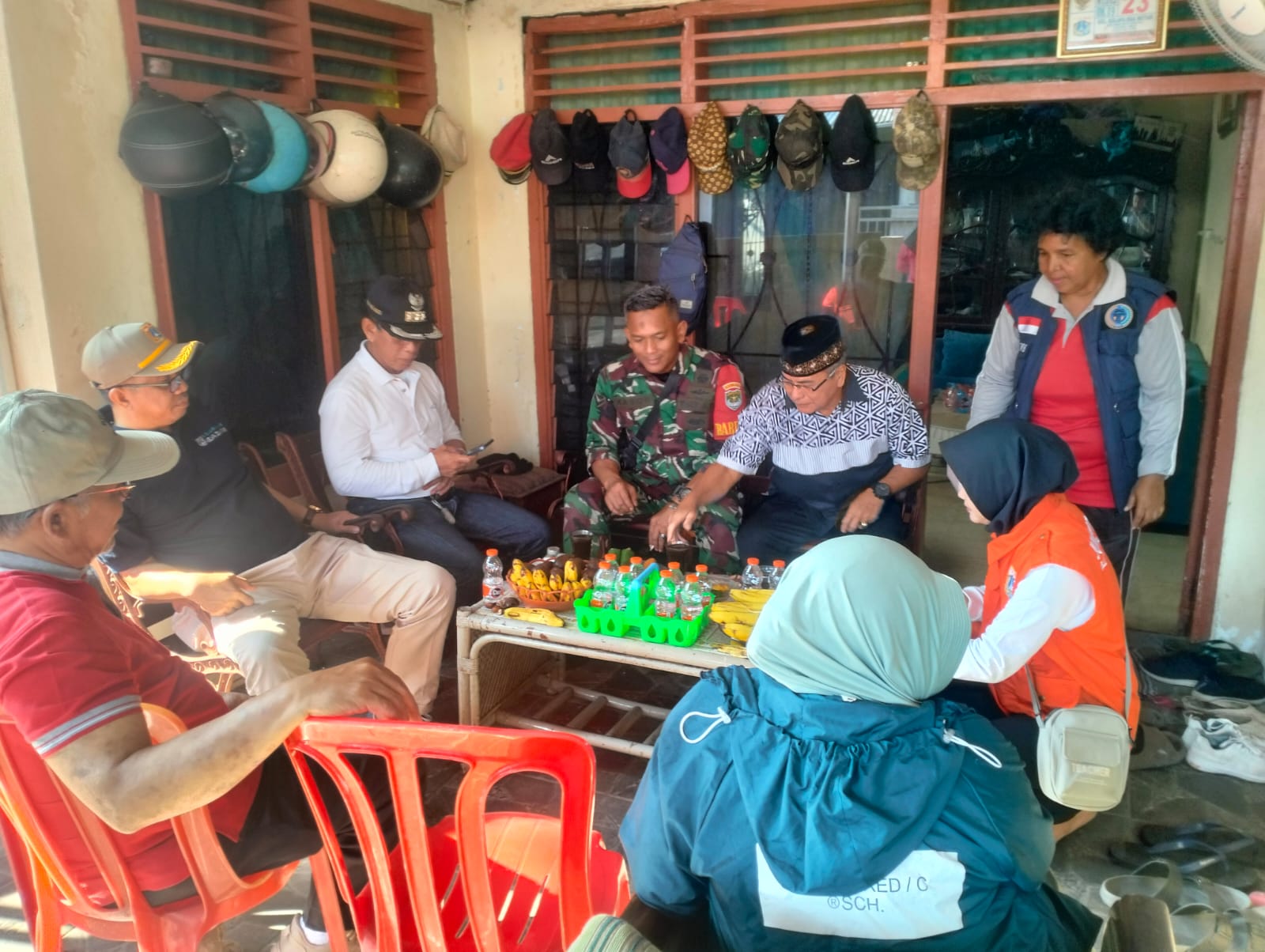 Babinsa Bersama Kelurahan Kelapa Dua Wetan Giat Komsos Wujudkan Kamtibmas Kondusif