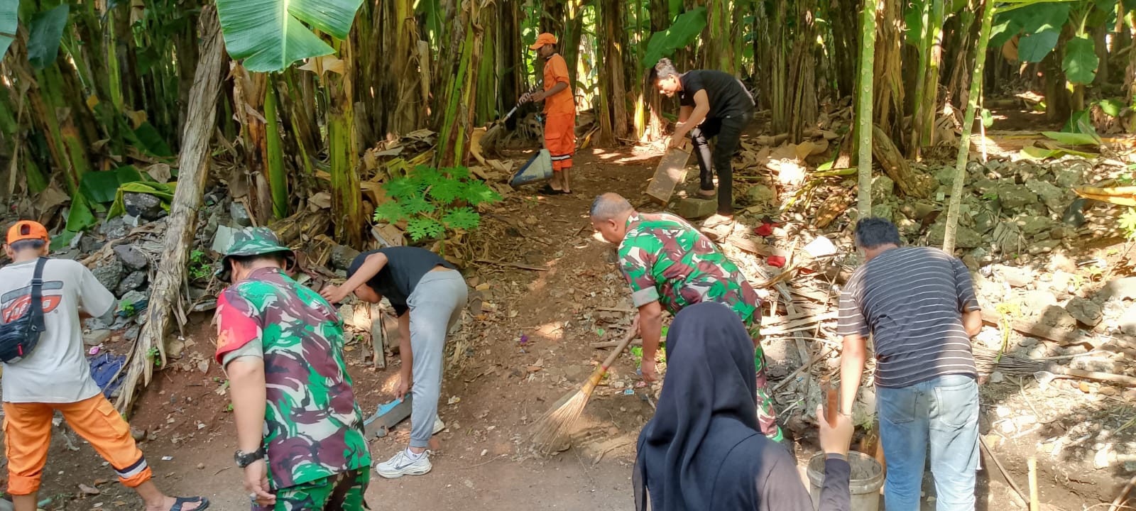 Kerja Bakti Babinsa Cakung Bersama PPSU dan Warga Bersihkan Lingkungan