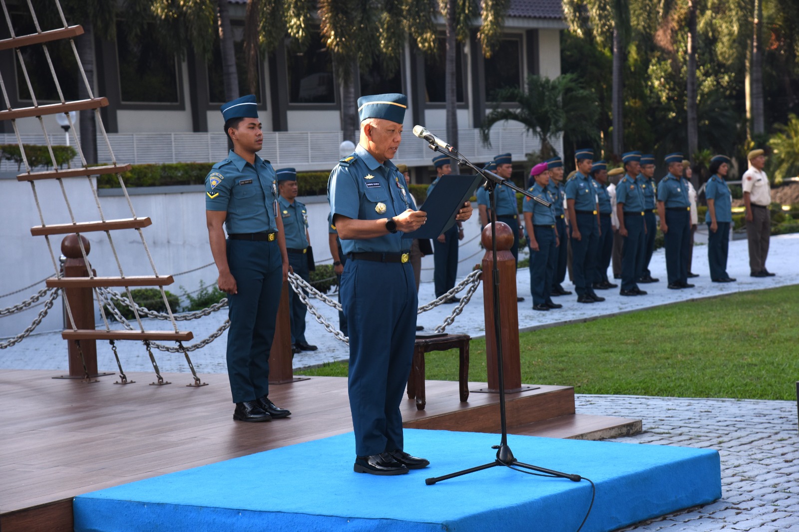 SESKOAL KIBARKAN BENDERA MERAH PUTIH DI LAUT JAWA