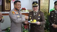 Hari Bhakti Adhiyaksa ke-64, Kapolres Lebak berikan Kejutan Tumpeng ke Kajari Lebak