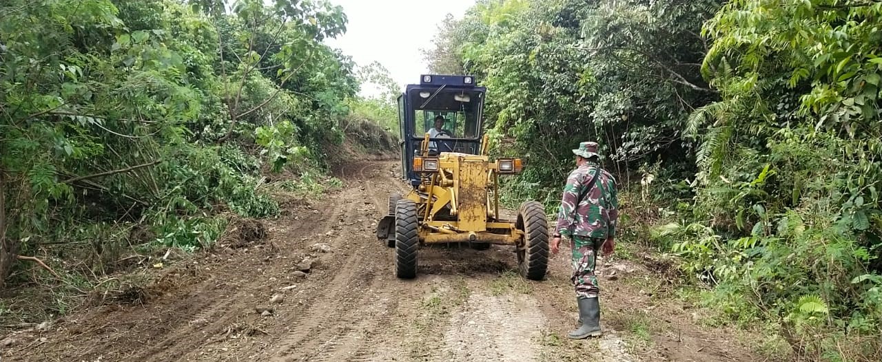 Terobos Jalan: Satgas TMMD Ke-121 Bersama Masyarakat