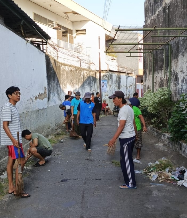 Dalam Rangka Menyambut HUT Kemerdekaan RI ke-79 Warga RW 03 Pulasaren Barat Menggelar Kegiatan Kerja Bakti