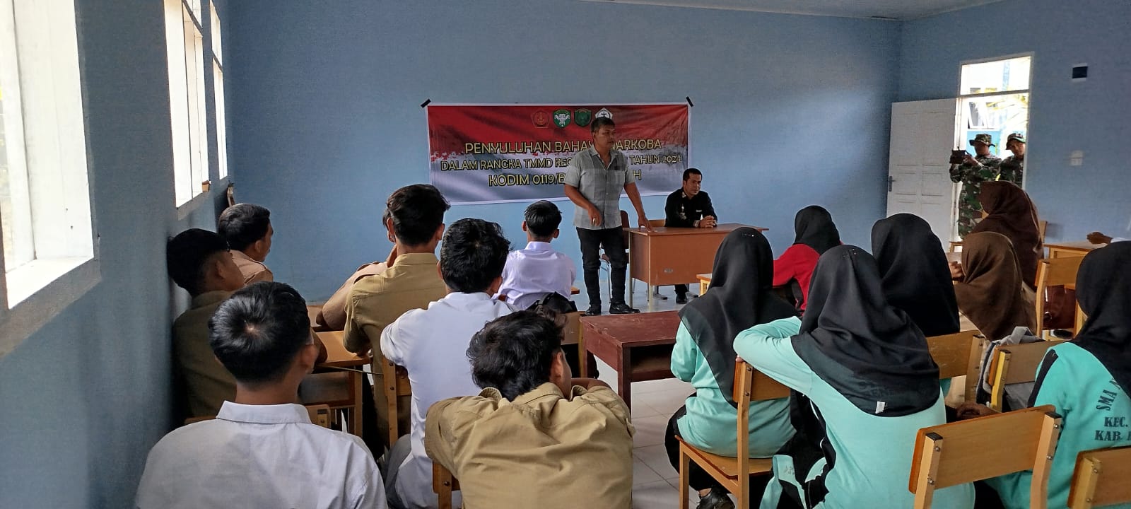 Satgas TMMD: Gelar Penyuluhan Narkoba*  Redelong – TNI Manunggal Membangun Desa (TMMD) Reguler ke 121 tahun 2024 Kodim 0119/BM bekerja sama dengan Polri menggelar penyuluhan bahaya penyalagunaan narkoba yang diikuti para pelajar di SMAN 1 Syiah Utama Desa Blang Panu, Kecamatan Syiah Utama, Kabupaten Bener Meriah, Senin (12/08/2024).  Di tempat terpisah saat ditemui Dansatgas TMMD ke 121 Kodim 0119/BM Letkol Kav Ino Dwi Setyo Darmawan, S.E.,M.Han., menyampaikan TNI Manunggal Membangun Desa (TMMD) Reguler ke 121 Kodim 0119/Bener Meriah juga melaksanakan sasaran non fisik (Penyuluhan Narkoba) terhadap generasi muda terangnya.  “Generasi muda merupakan penerus Bangsa Indonesia, harus sigap dan waspada akan bahaya narkoba yang sewaktu-waktu dapat menjerat warga masyarakat pedalaman”, ujar Dansatgas.  Harapan kita, untuk melahirkan generasi yang cerdas dan tangguh di masa yang akan datang karena Narkoba adalah musuh kita bersama. pungkasnya.