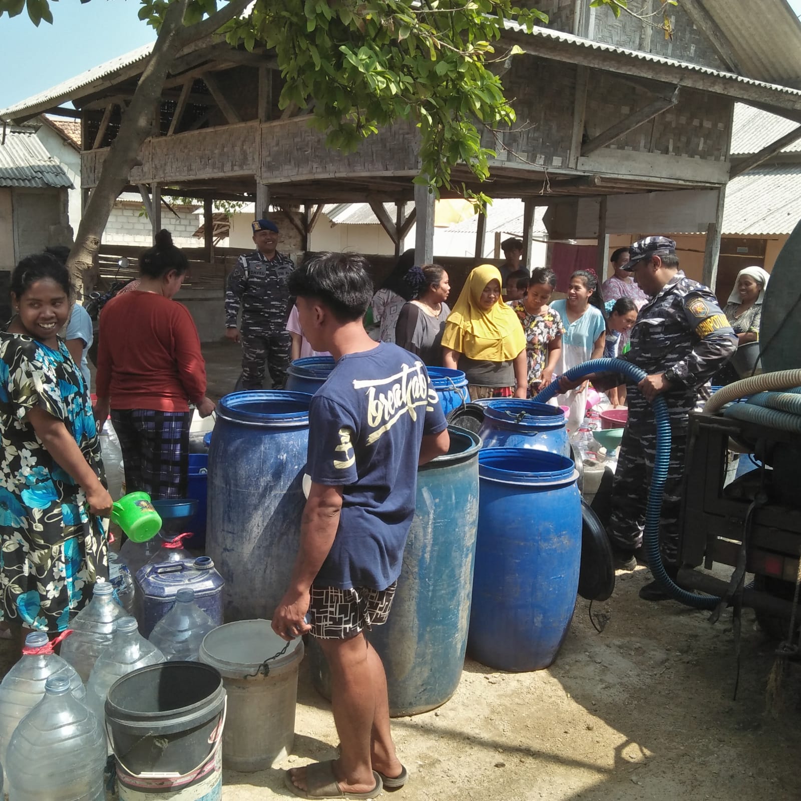 JAJARAN LANTAMAL III JAKARTA, LANAL BANTEN BANTU WARGA ATASI KRISIS AIR BERSIH, DISTRIBUSIKAN AIR BERSIH KE MASYARAKAT