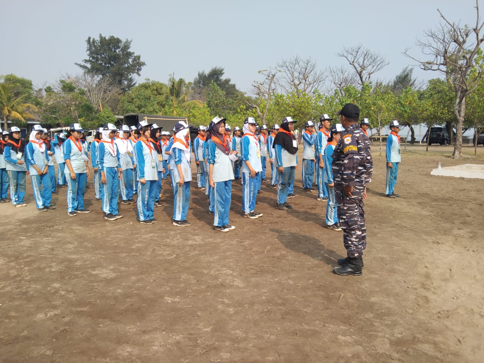 PEDULI PENDIDIKAN, POS TNI AL TANJUNG PASIR FASILITASI LDKS SMPN 224 JAKARTA BARAT