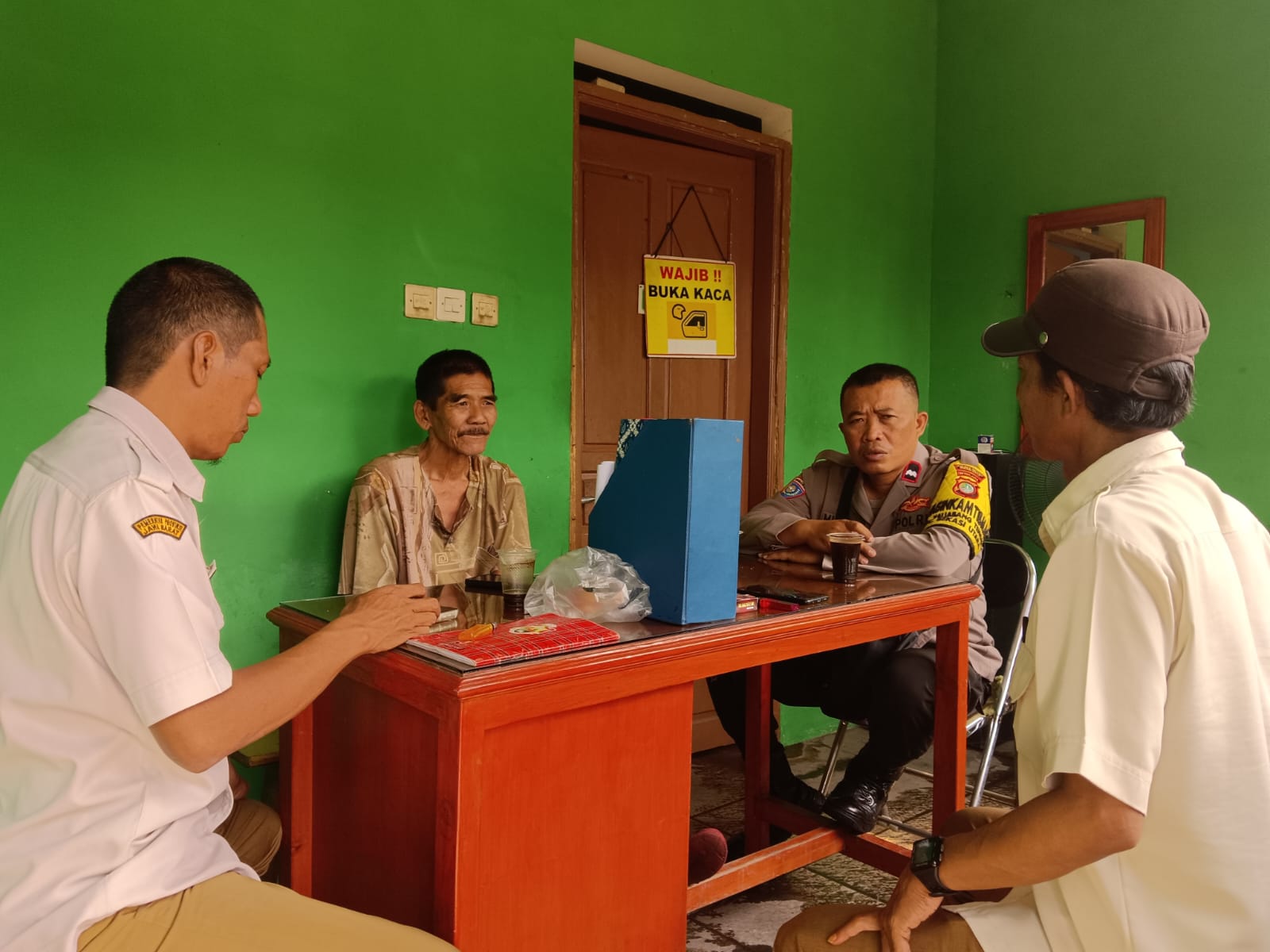 Bhabinkamtibmas Kaliabang Tengah Berkolaborasi Dengan Pamor Kelurahan Patroli Dialogis