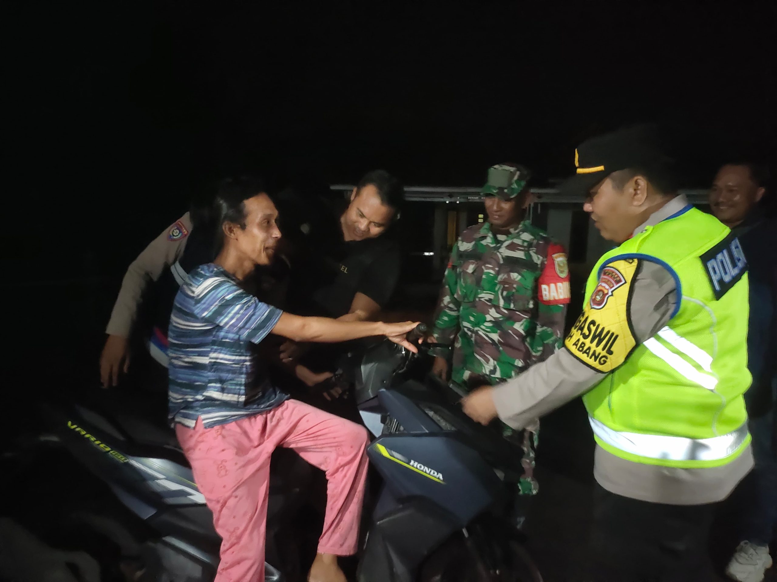 Ciptakan Situasi Yang Aman, dan Kondusif, Polsek Tanah Abang Melaksanakan Razia Gabungan 