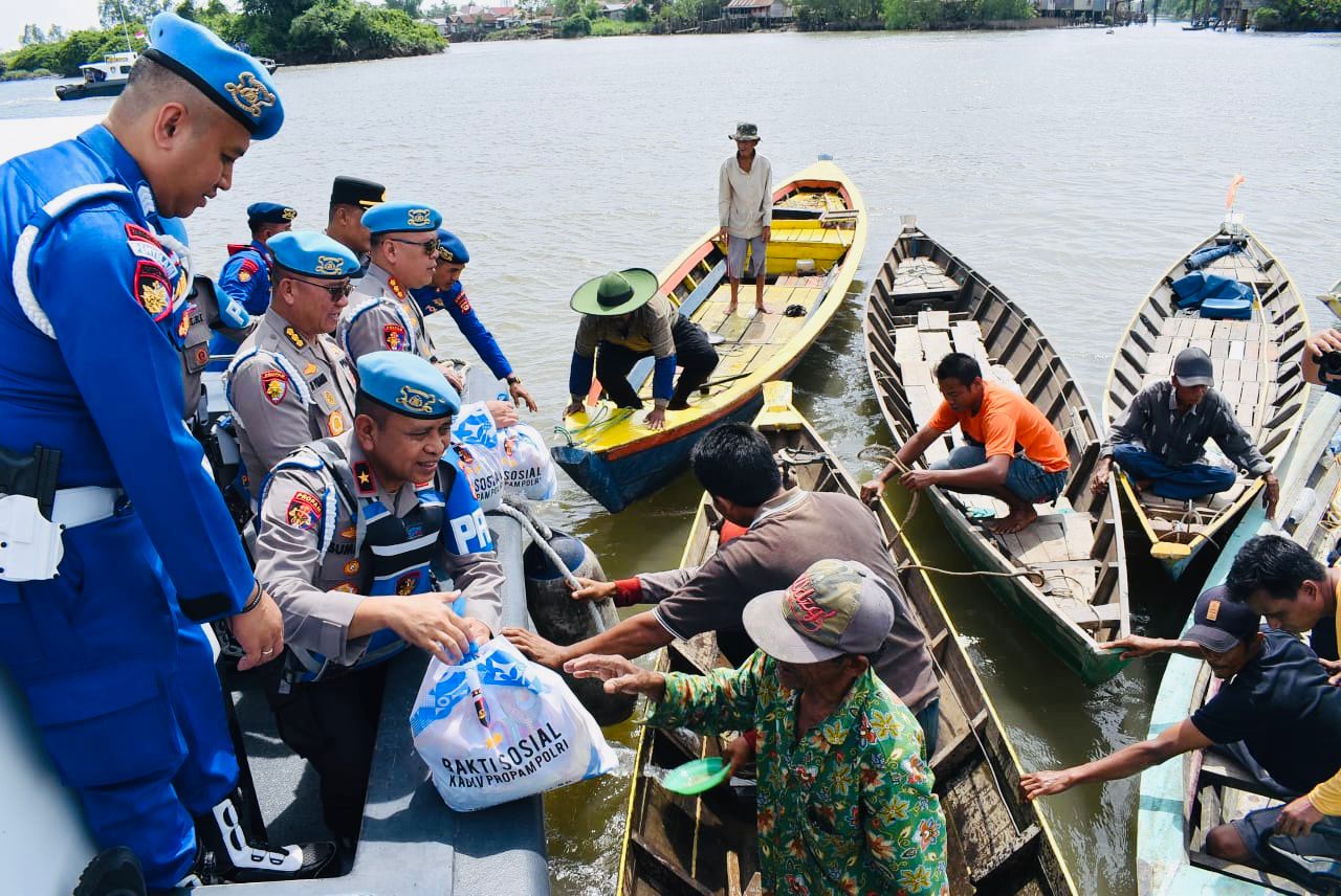 Karo Provoost Div Propam Polri Susuri Sungai Musi Berbagi Sembako ke Nelayan dan Masyarakat