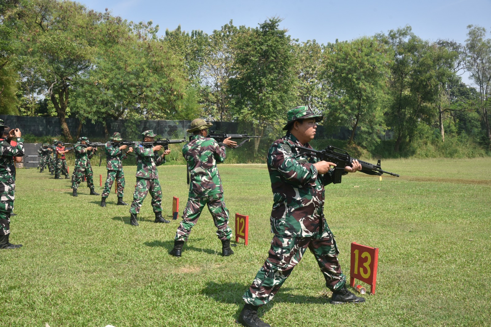 TINGKATKAN KEMAMPUAN DAN PROFESIONALISME, PRAJURIT SESKOAL LAKSANAKAN LATIHAN MENEMBAK