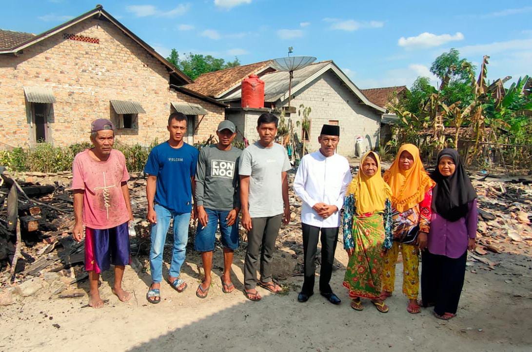 Sambangi Korban Kebakaran, Shodiq Berikan Bantuan dan Hibur Mbah Sukini