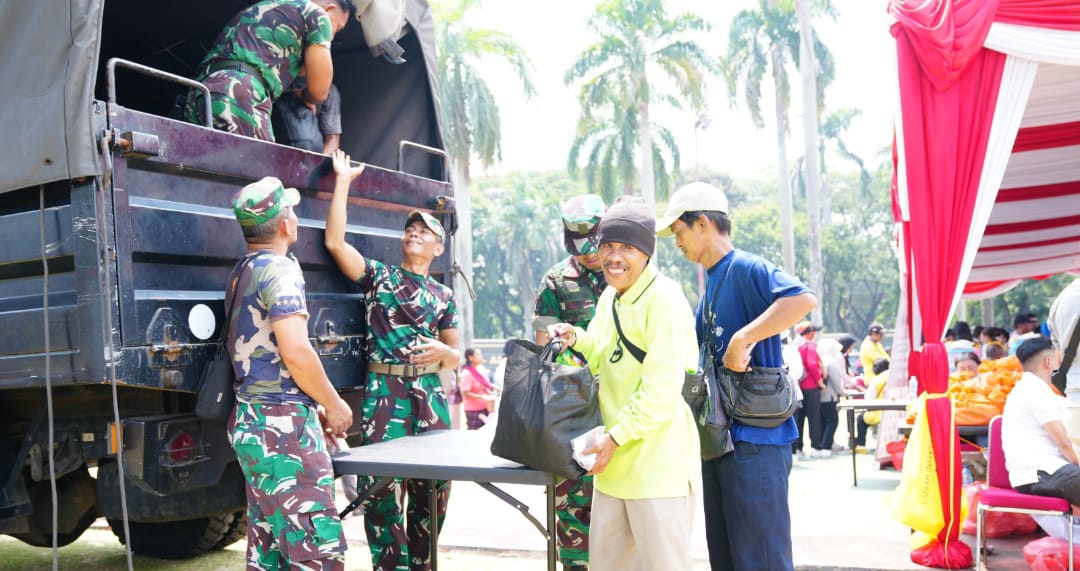 TNI Bagikan Ribuan Paket Sembako Dalam Bakti Sosial HUT Ke-79