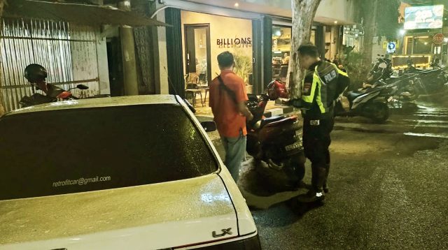 Nekat Parkir Mobil Sembarangan di Jalan Hasanudin, Satu Pengemudi ini Ditilang Satlantas Polres Kediri Kota