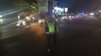 Aksi Kabag Ops Polres Kediri Kota Halau Ratusan Pemotor Bawa Atribut Perguruan Silat yang Sedang Berkonvoi