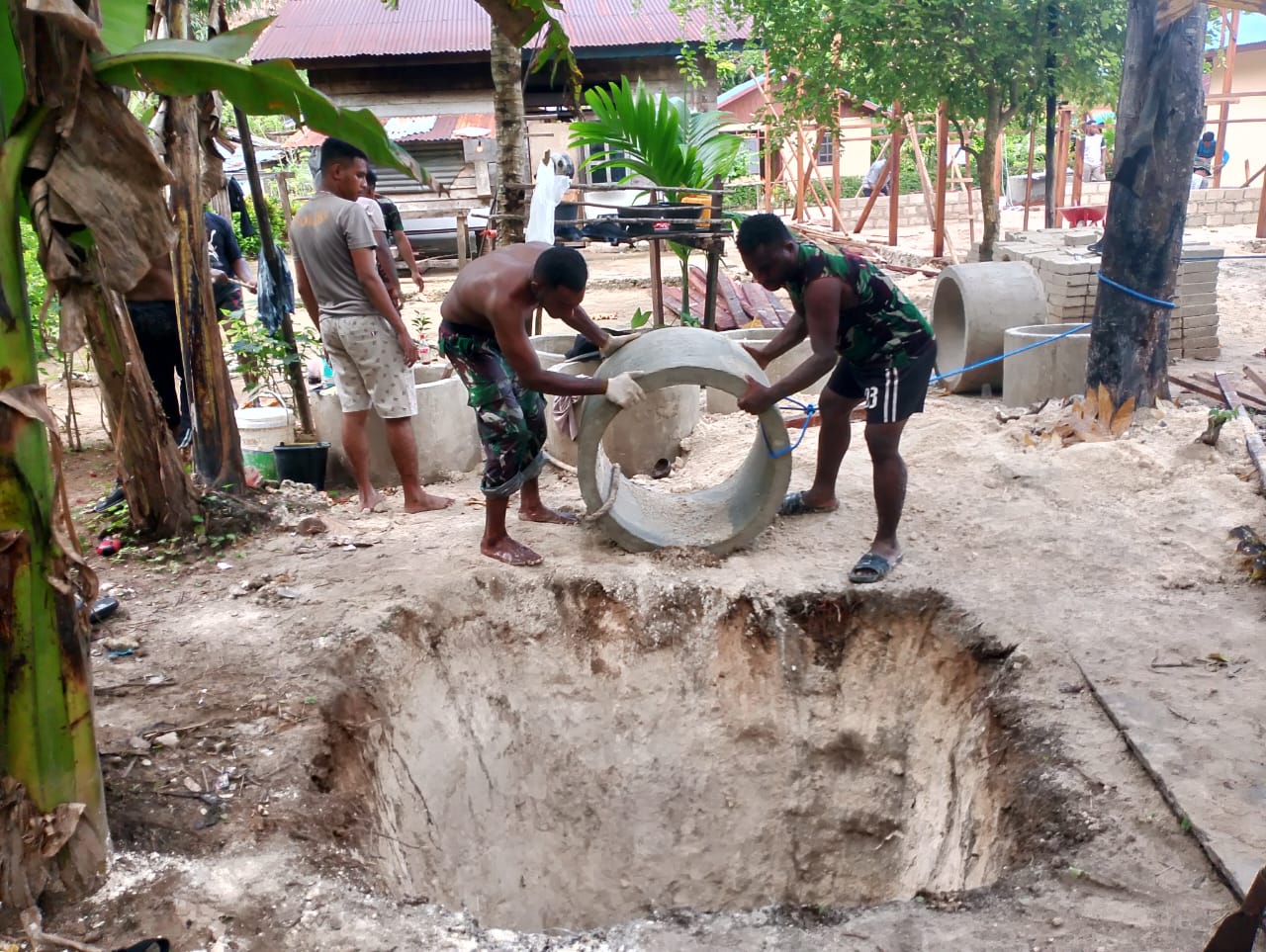 Secercah Mata Air, Satgas TMMD Ke-122 Kodim 1805/Raja Ampat Memasang Cincin Sumur Gali di Kampung Saporkren