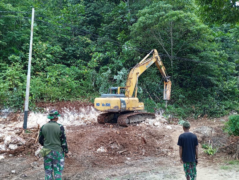 Tembus Medan Terjal Satgas TMMD Ke-122 Kodim 1805/Raja Ampat Coba Selesaikan Pekerjaan Jalan