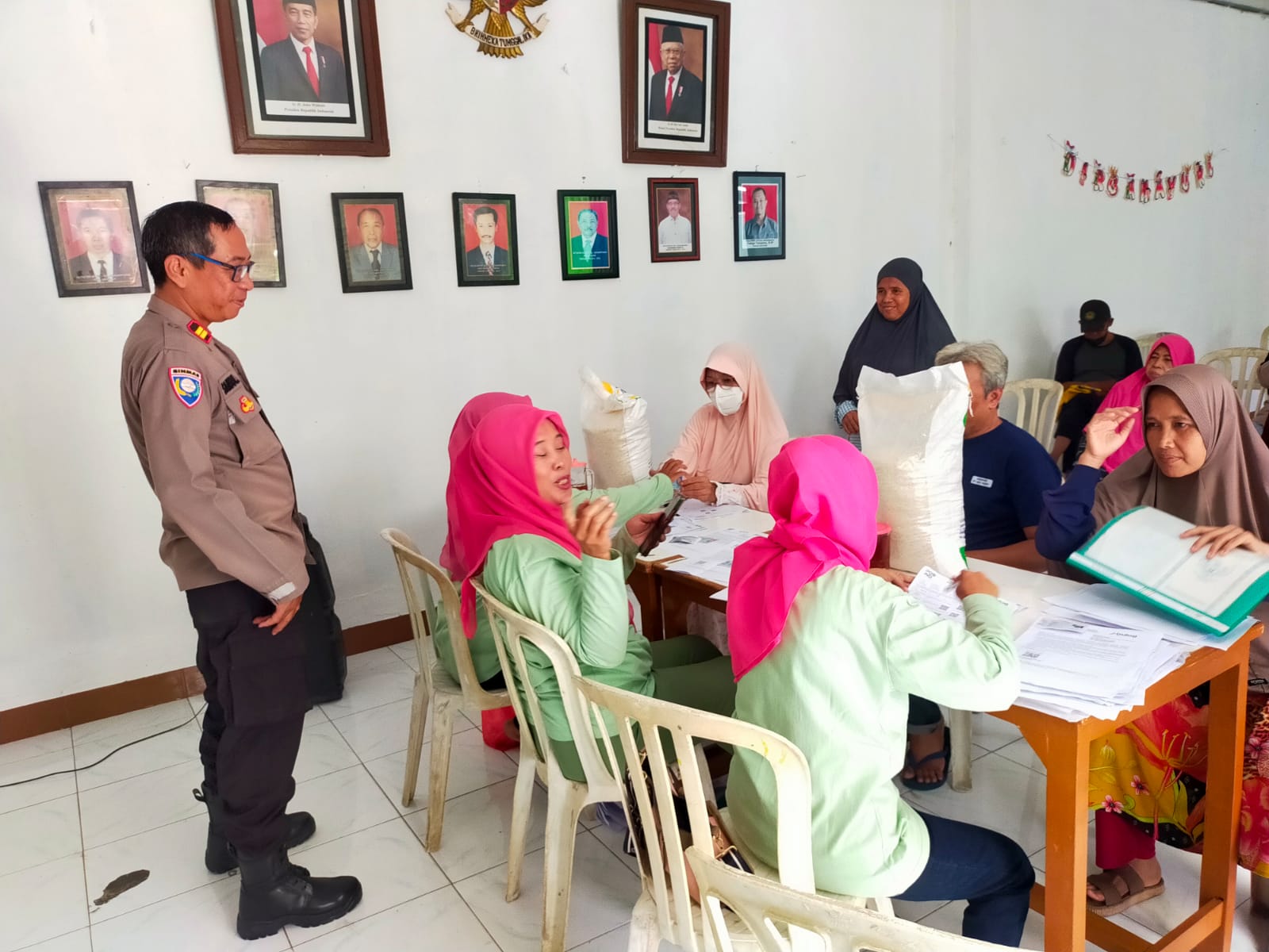 Kanit Binmas Polsek Bekasi Barat Monitoring Distribusi BPNT Pangan Cadangan Beras Pemerintah