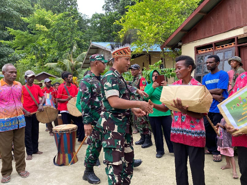 Tim Wasev TMMD Sterad Turut Serta Serahkan Sejumlah Bantuan Untuk Warga Kampung Saporkren