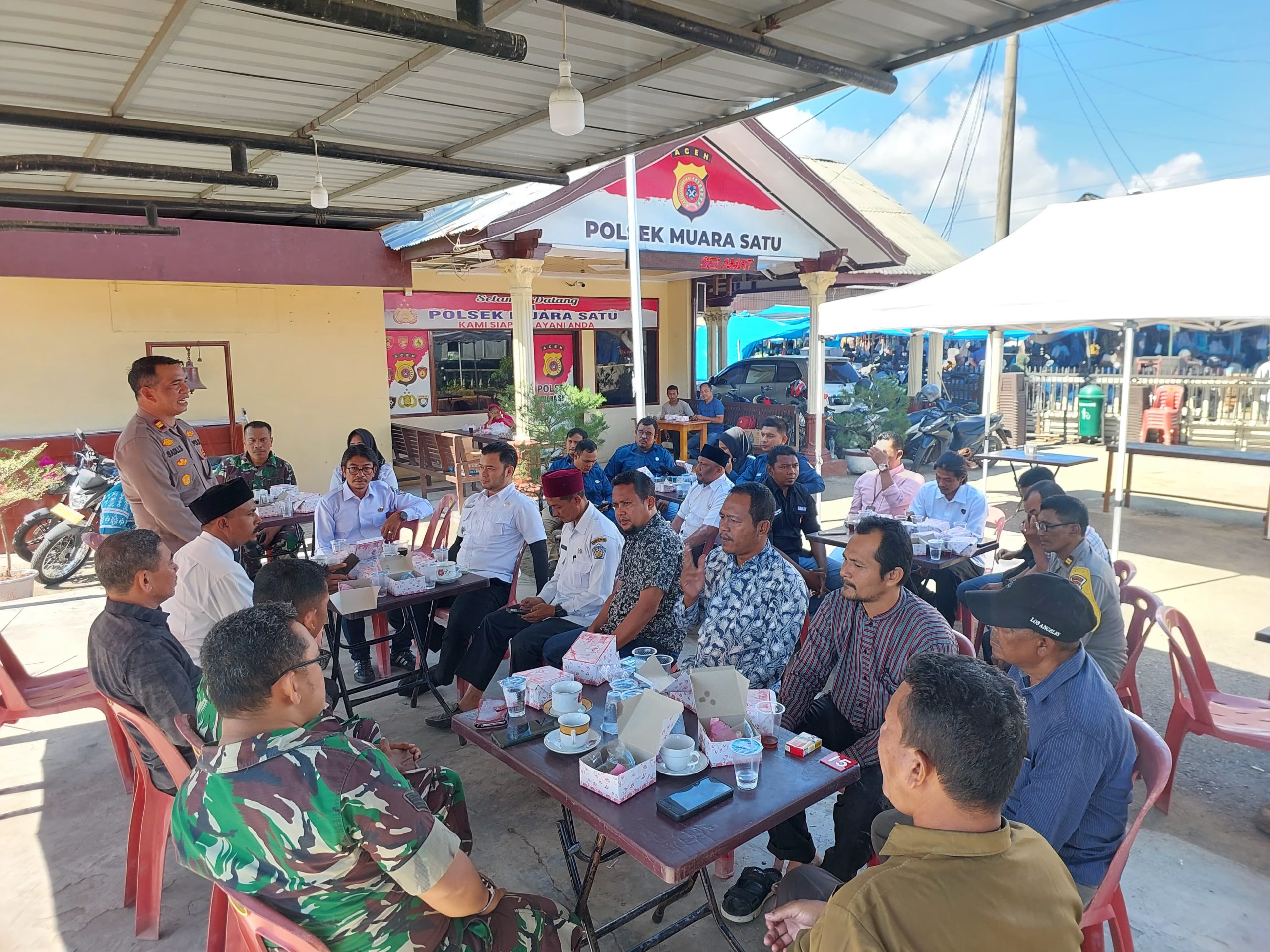 Jep Kupi Pagi, Kapolsek Muara Satu dan Muspika Jalin Komitmen Pilkada Damai