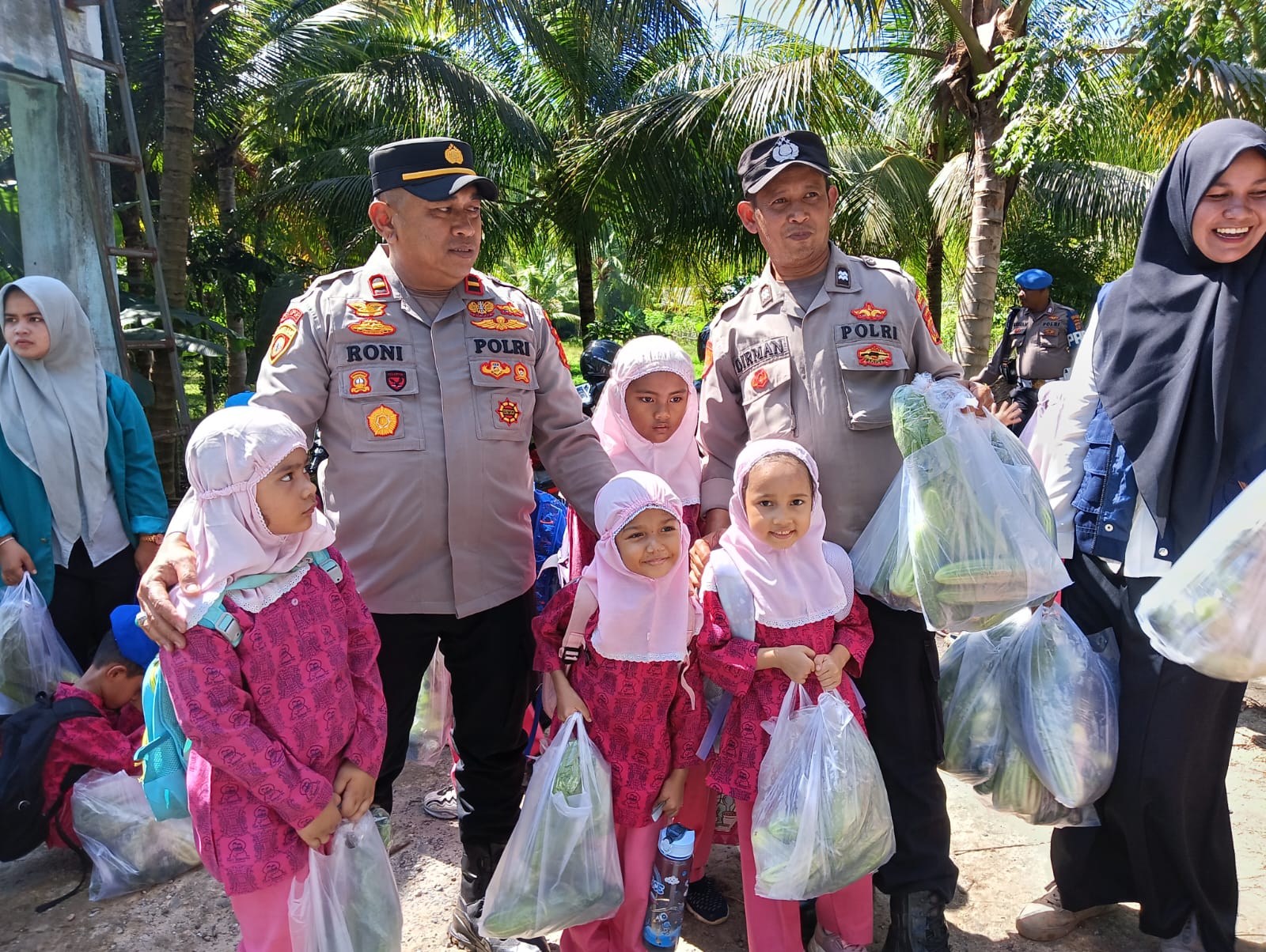 Kapolsek Muara Dua Panen Timun dan Sawi Bersama Siswa TKIT Bunayya di Program Ketahanan Pangan