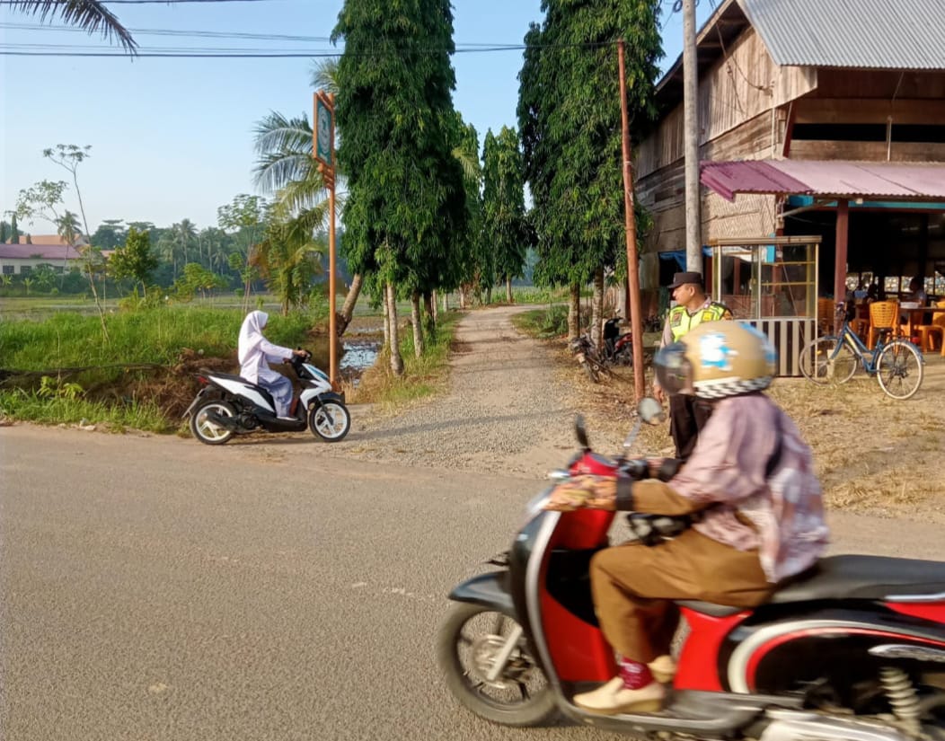 Antisipasi Rawan Laka dan Macet Polsek Nisam Rutin Strong Poin Pagi