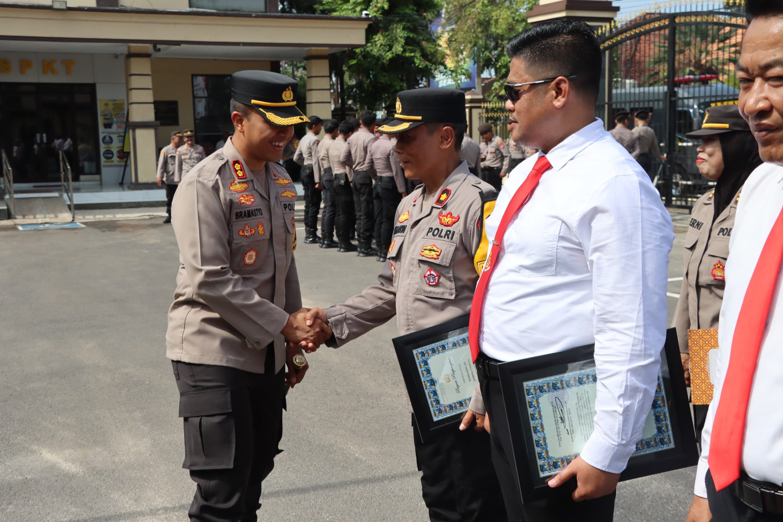 Respon Cepat Membubarkan Pencak Dor Tanpa Ijin : Kabag Ops Polres Kediri Kota Diganjar Penghargaan !