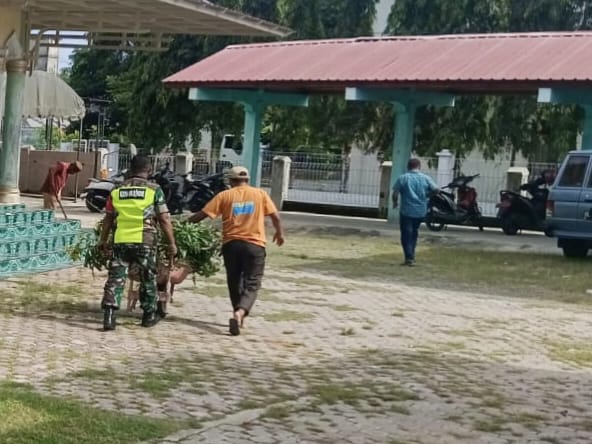 Jumaat Bersih” Babinsa Mutiara Bergotong Royong Bersama Warga Desa Mee Teungoh