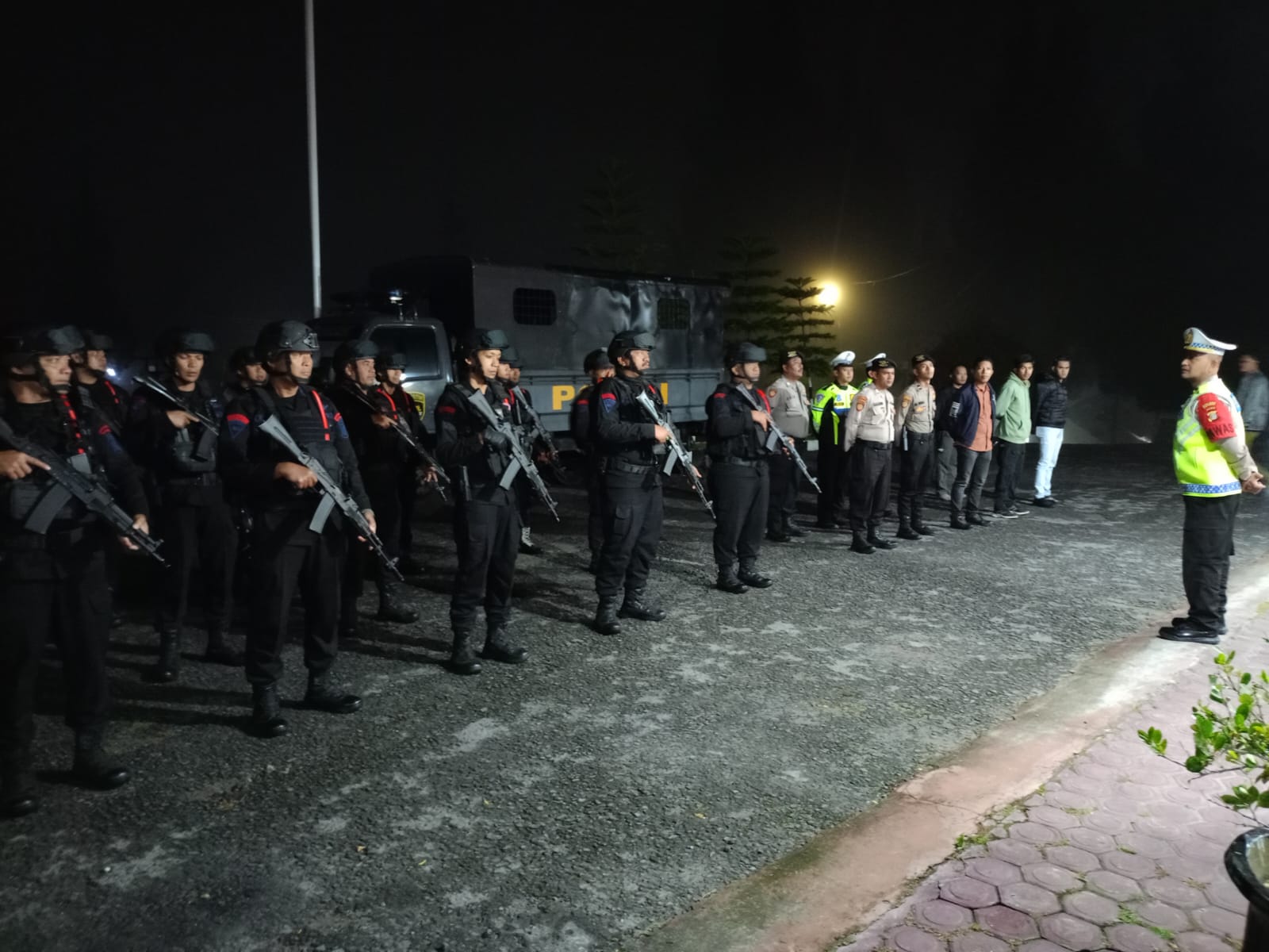 Personel Polres Bener Meriah Lakukan Pengamanan Kampanye Pertemuan Tatap Muka dan Dialogis Paslon Gubernur Aceh dan Paslon Bupati Bener Meriah