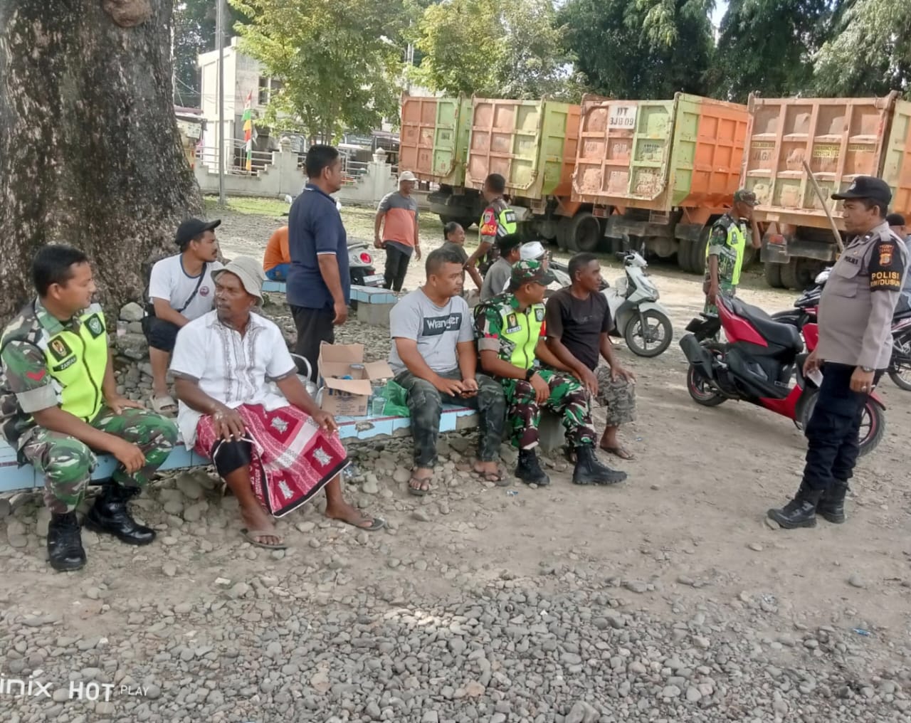 Sinergitas TNI-Polri; Babinsa dan Polisi RW Patroli Keliling Gampong Jaga Keamanan Jelang Pilkada