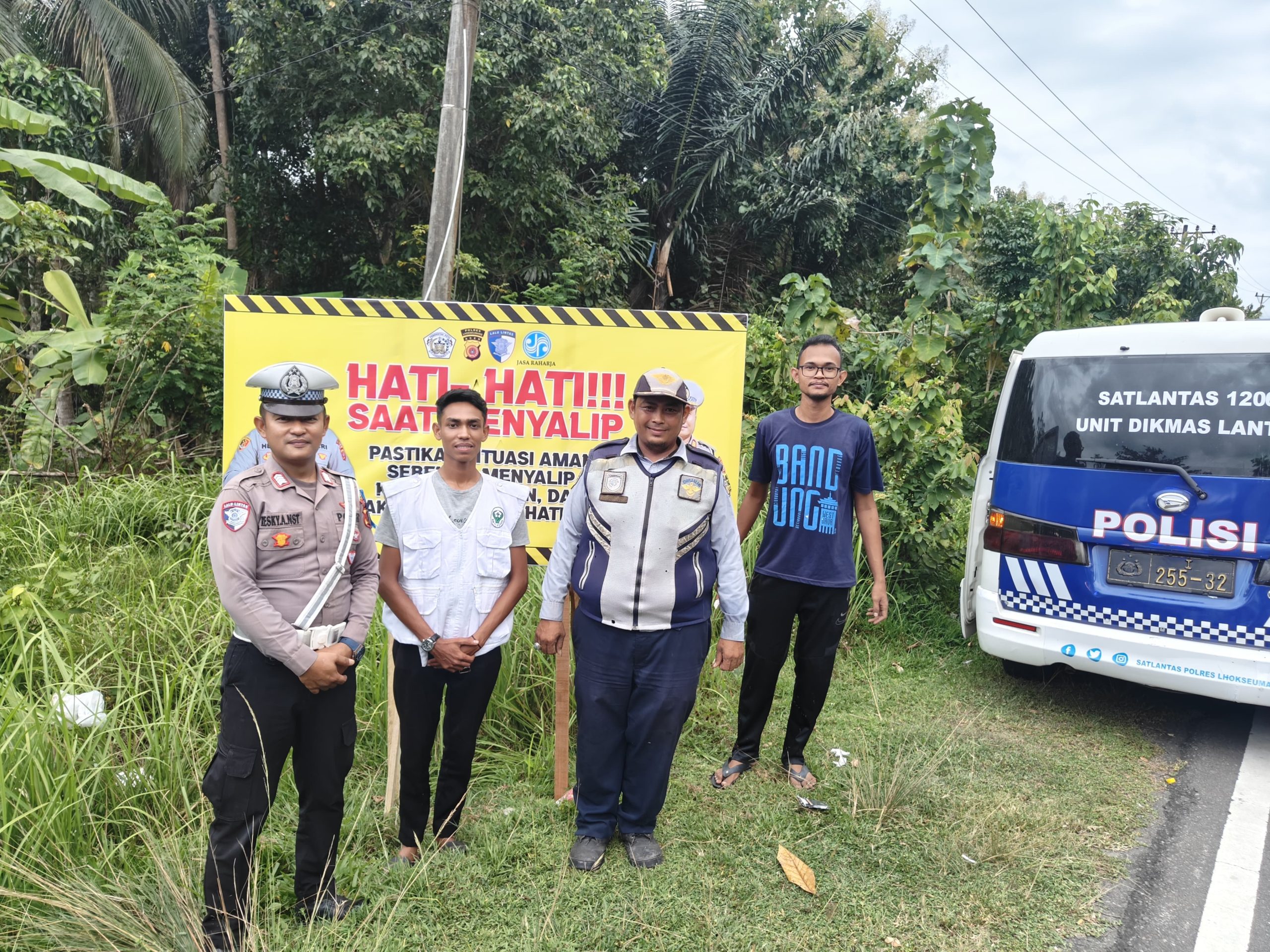 Rawan Laka Lantas, Satlantas Polres Lhokseumawe Pasang Spanduk Imbauan Rawan Laka di Nisam Antara