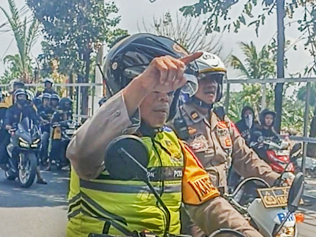 Inilah aksi Heroik Kabag Ops Polres Kediri Kota Dalam Melakukan Pengamanan Rombongan Pesilat Saat Melintasi Kediri Kota