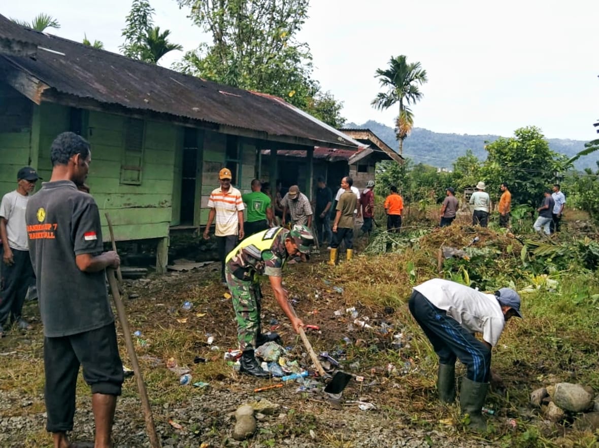 Karya Bakti: Babinsa Geumpang Bersama Warga Gotong Royong Bersihkan TPA Nurul Fattah