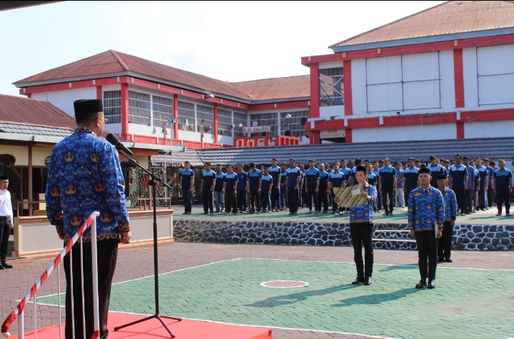 Gelar Upacara Peringatan Hari Sumpah Pemuda Ke-96 Tahun 2024, WBP Lapas IIA Parepare Sebagai Pengibar Bendera Merah Putih.