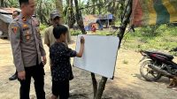 Belajar untuk Masa Depan, Polsek Bajubang Bimbing Anak-anak SAD di Batanghari Belajar Calistung dan Mengaji