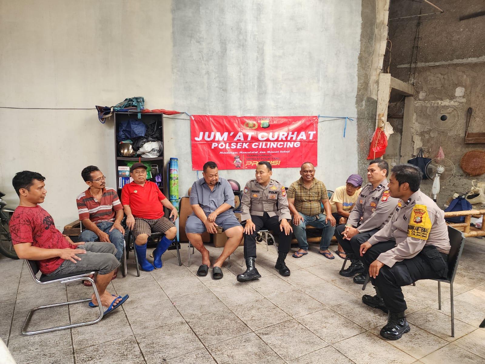 Jumat Curhat Polsek Cilincing bersama Komunitas Nelayan Tampung Curhatan warga : Berikan Solusi dan Sampaikan Pesan Guantibmas di RW 04 Kelurahan Cilincing