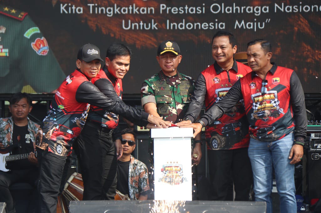 Panglima TNI Buka PRIMA 4X4 Challenge dan Berikan Paket Sembako Serta Akte Kelahiran Kepada Masyarakat Padalarang