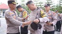 Wakapolres Bener Meriah Serahkan Rompi Anti Sayat Kepada Bhabinkamtibmas Polres Bener Meriah