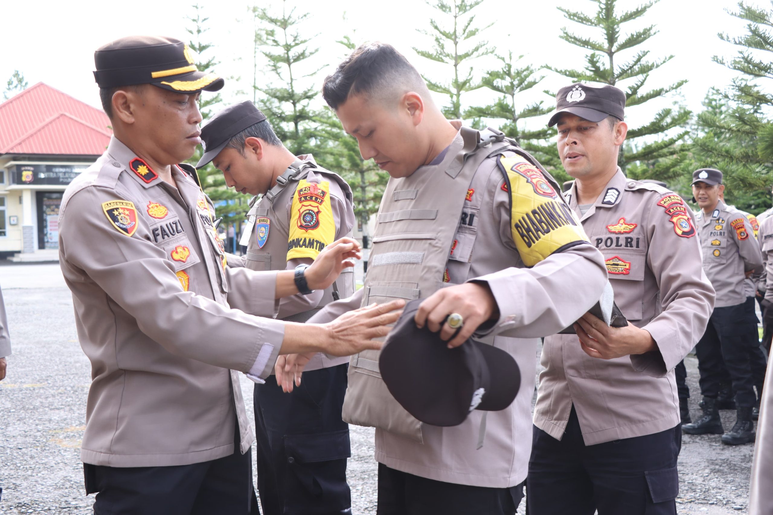 Wakapolres Bener Meriah Serahkan Rompi Anti Sayat Kepada Bhabinkamtibmas Polres Bener Meriah