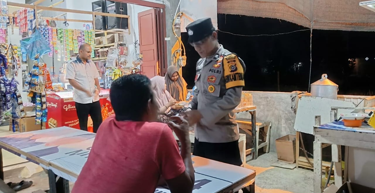 Patroli dialogis, Personil Polsek Muara Dua Ingatkan Bahaya Judi Online Kepada Warga