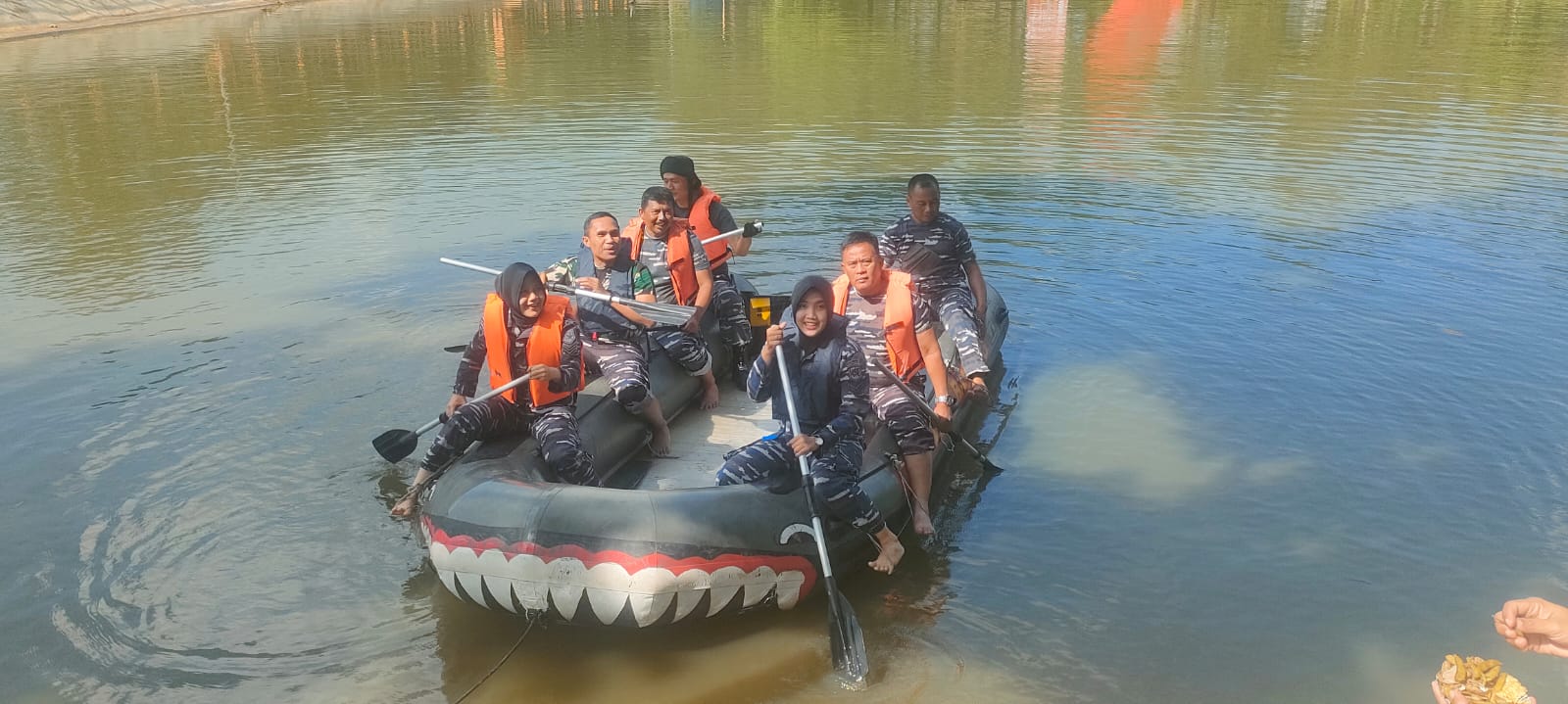 Personel TNI AL Bandung Laksanakan Latihan Dayung Perahu Karet