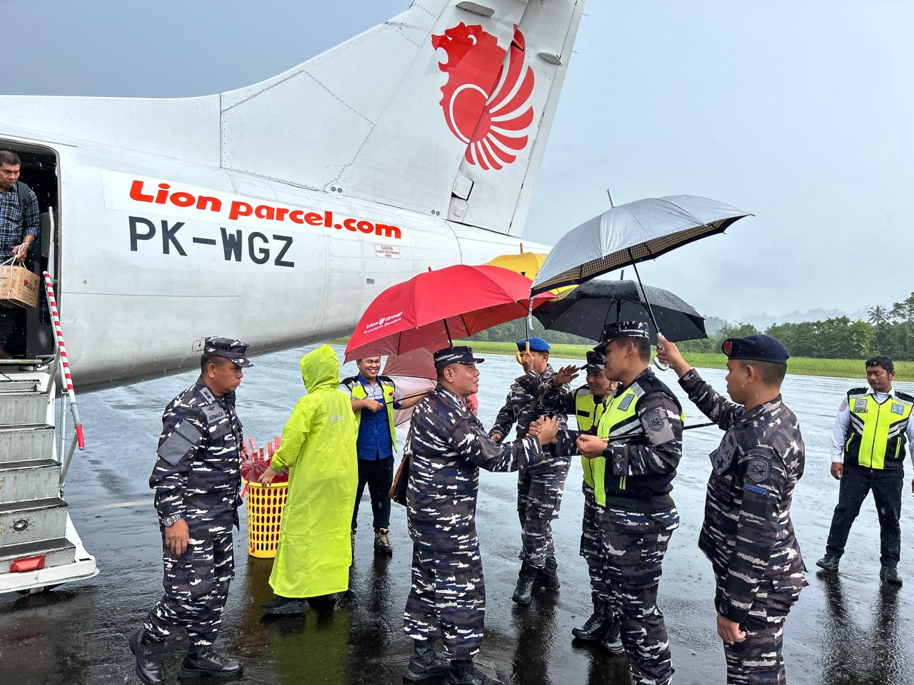 Danlanal Simeulue Sambut Kedatangan Tim Wasev Spotmaral Mabesal di Bandara Lasikin