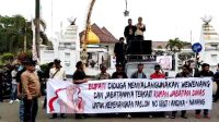 Ratusan Massa dari Organisasi Aliansi Masyarakat Peduli Demokrasi (AMPD), Mendemo Kantor Bupati Serang dan kantor Dewan Perwakilan Rakyat Daerah (DPRD) Kabupaten Serang