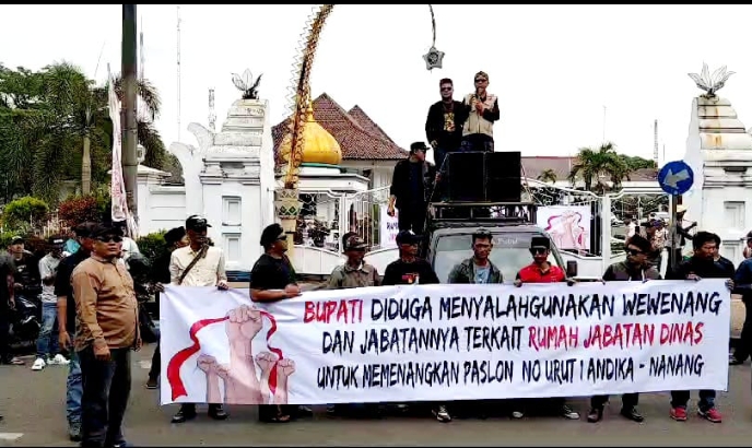 Ratusan Massa dari Organisasi Aliansi Masyarakat Peduli Demokrasi (AMPD), Mendemo Kantor Bupati Serang dan kantor Dewan Perwakilan Rakyat Daerah (DPRD) Kabupaten Serang