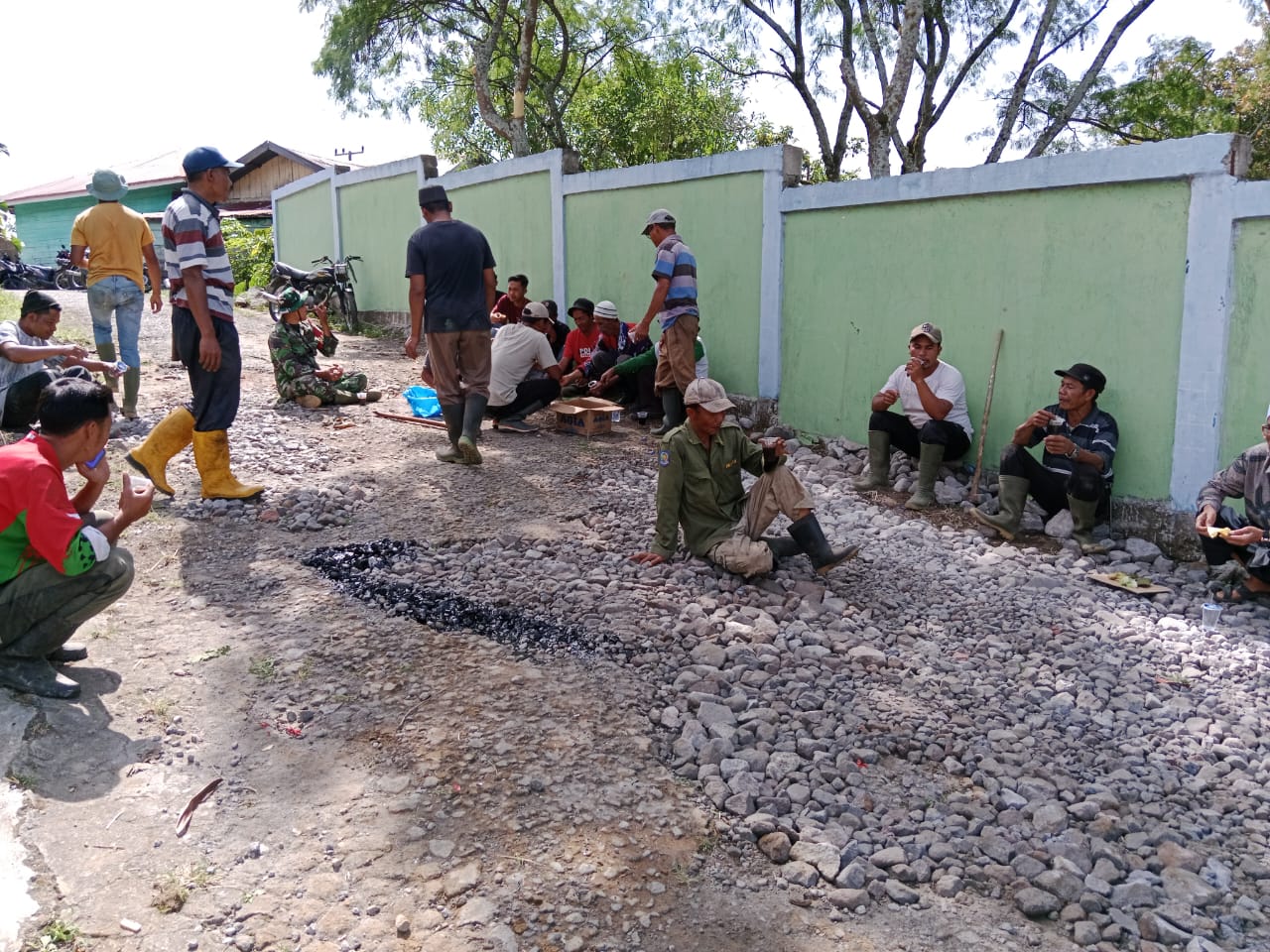 Usai Gotong Royong, Babinsa Koramil 05/Permata Komsos Bersama Warga