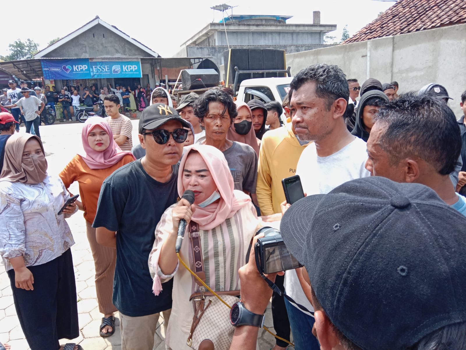 Warga Masyarakat Unjuk Rasa di Kantor Desa Jaga Baya: Disinyalir Dendam Sang Mantan istri Kades Sendiri