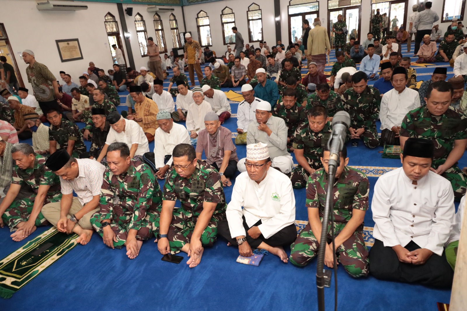 SELURUH PERSONEL SESKOAL PENUHI RUMAH IBADAH